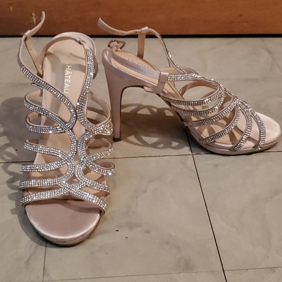 Le Chateau gold strappy high heels - Picture 2 of 3